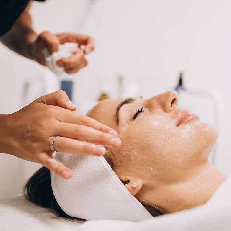 Limpieza facial profunda con desincrustación